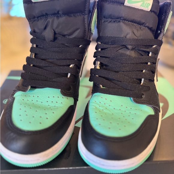 Air Jordan 1 Retro High OG GS 'Green Glow' 2024
Women’s 8.5 Men’s 7 - Picture 4 of 10